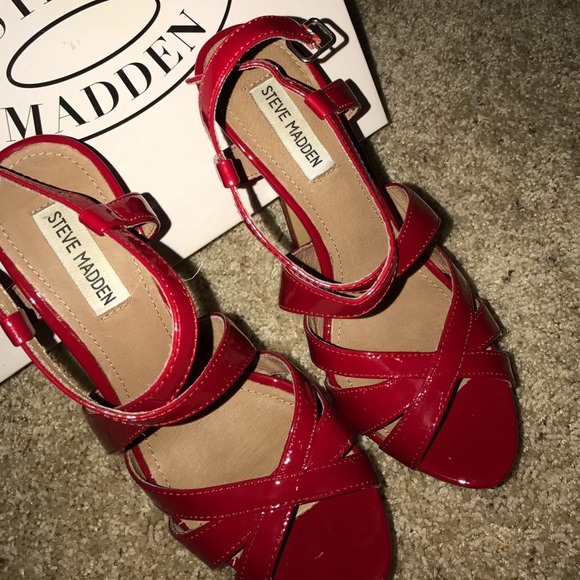 Size 9 Steve Madden patent red leather heels - Picture 3 of 3