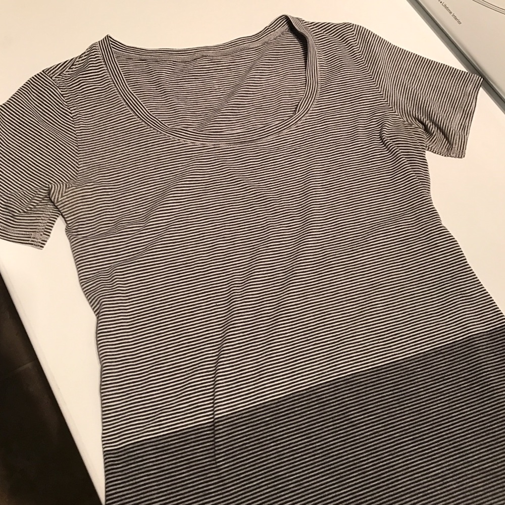 EUC Lululemon Hyperstripe Tee. Size 4/ small