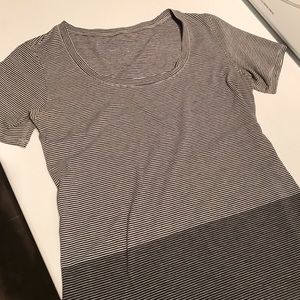 EUC Lululemon Hyperstripe Tee. Size 4/ small