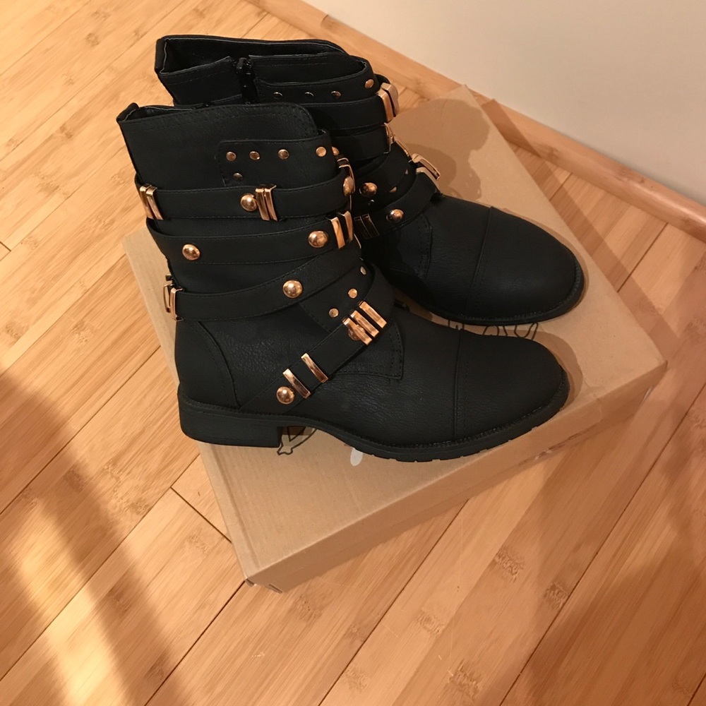 🖤 Biker Boots with Gold accents 💛😎
