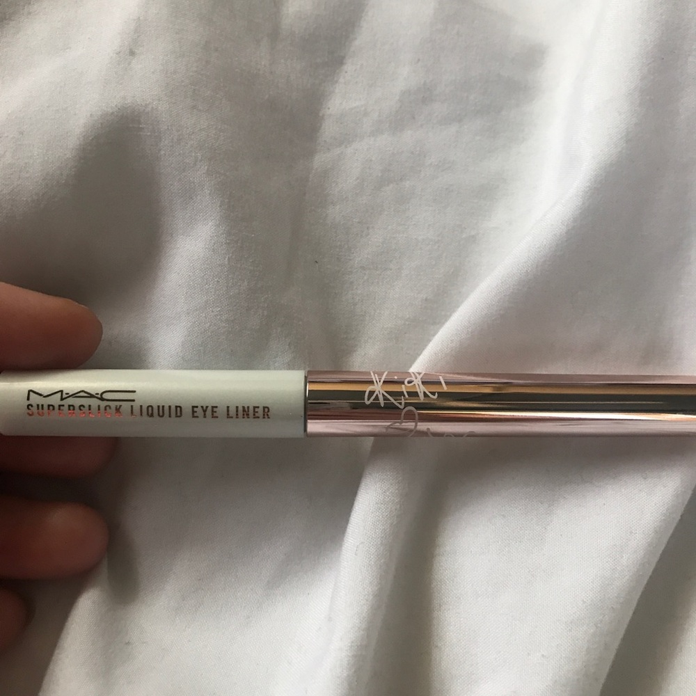 Mac riri hearts Silver eyeliner