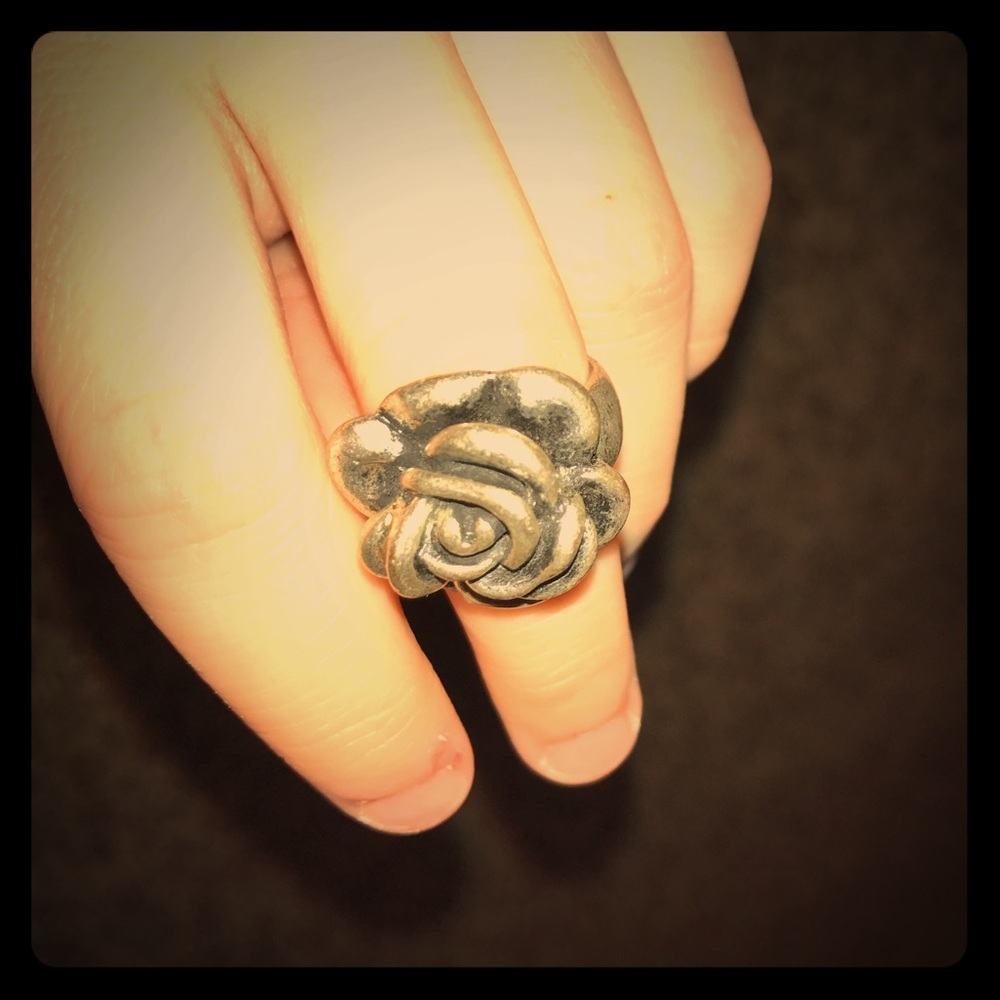 gorgeous flower ring