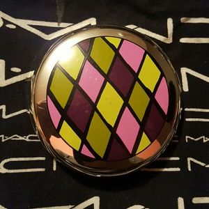 Mac beauty powder- soft dew