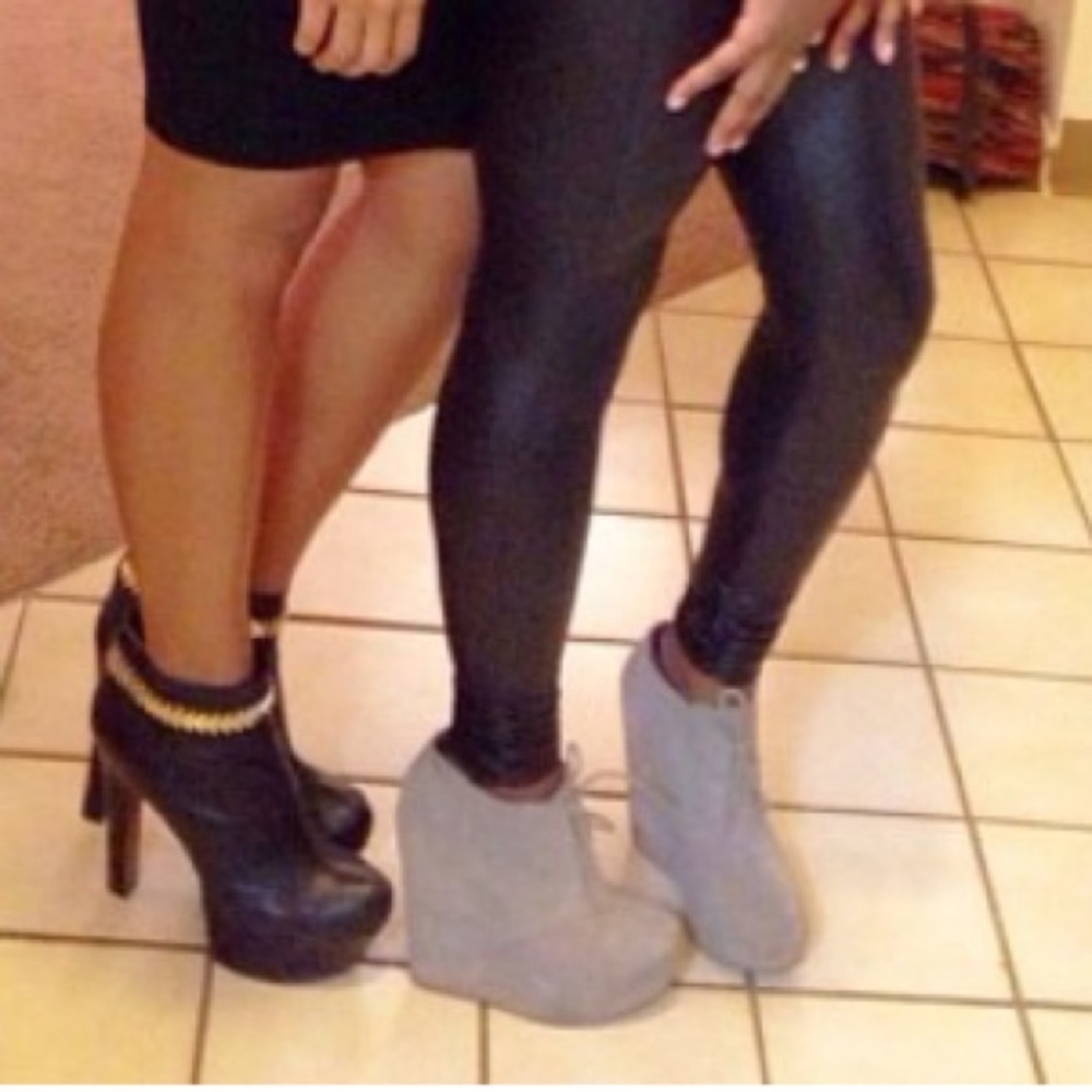 **Steve Madden Taupe Sued Wedges**