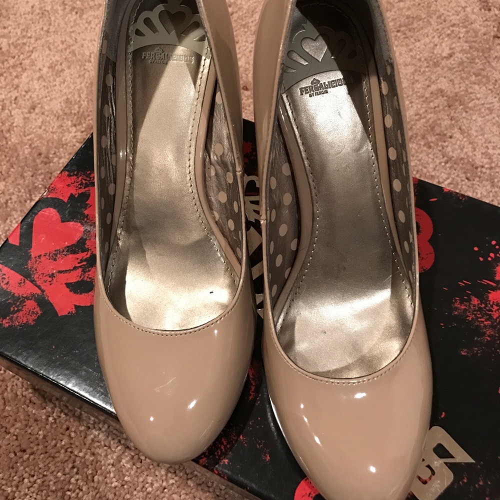 Fergalicious nude round toe pumps