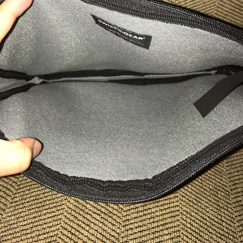 Swiss Gear Electronics case - Picture 2 of 3