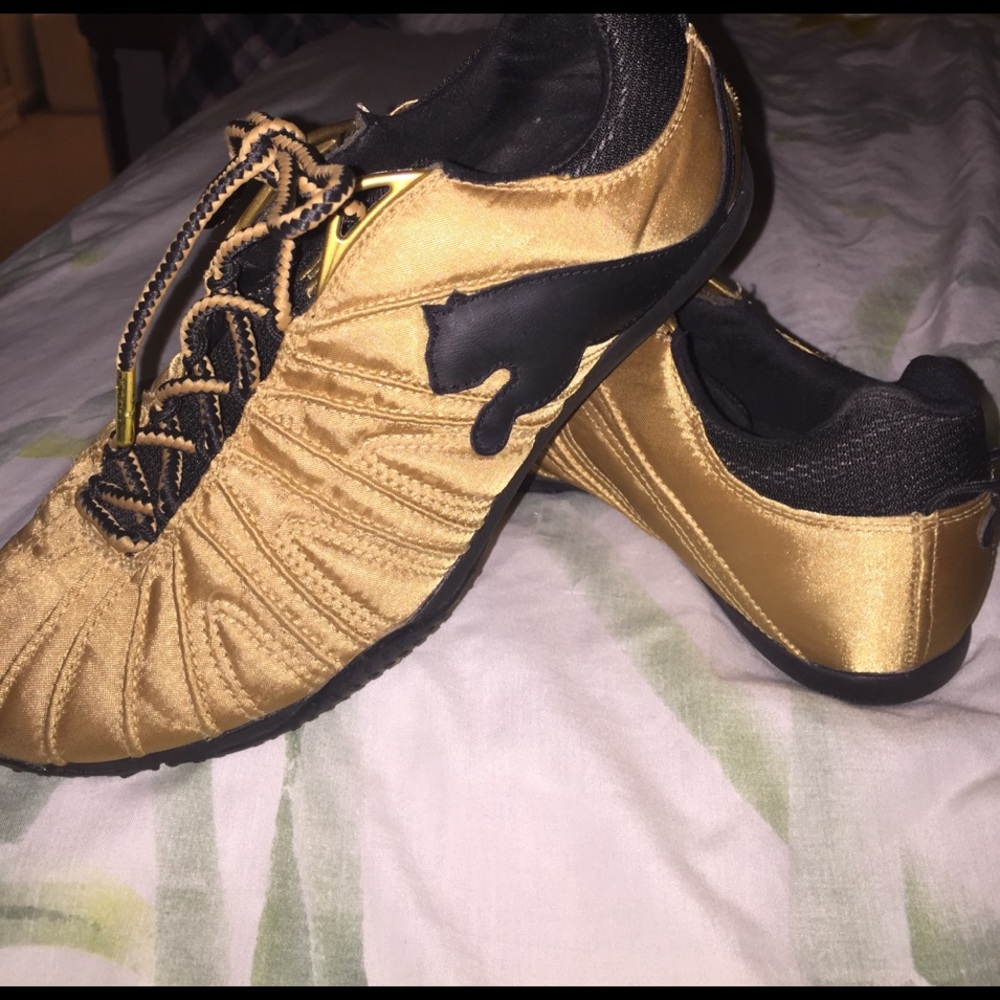 Puma gold and black tennis shoes