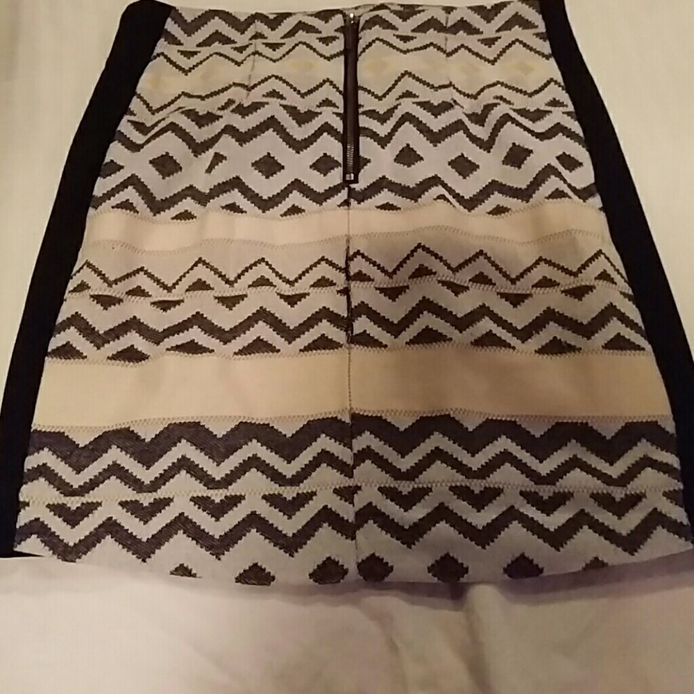 Patterned skirt - Picture 2 of 4