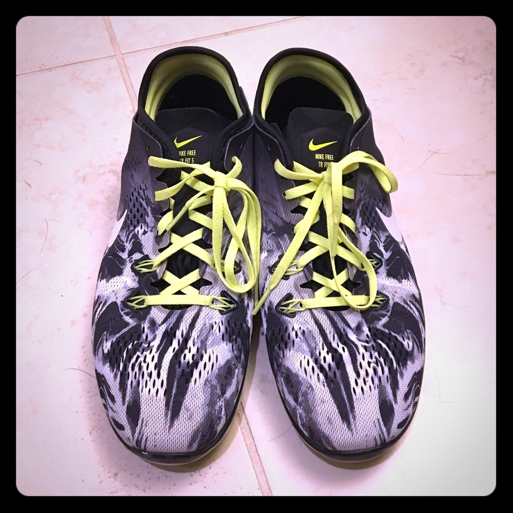 SALE!!! Super cute barely worn Nike tennis shoes!