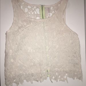 Lacey white crop