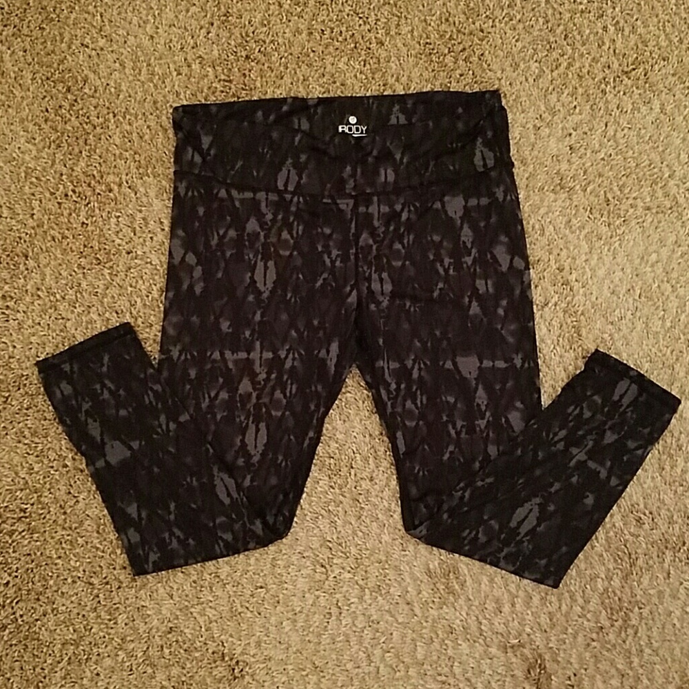 Cropped work out pants.