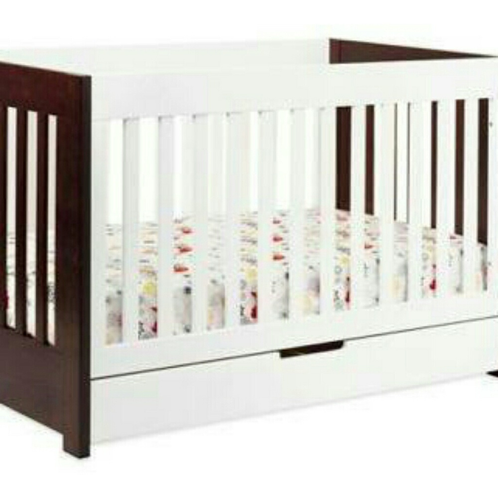 Babyletto  3 in 1 convertable  crib
