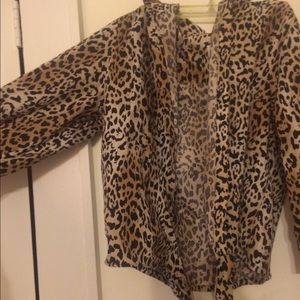 ESSENTIAL CHEETAH PRINT BUTTOM TOP