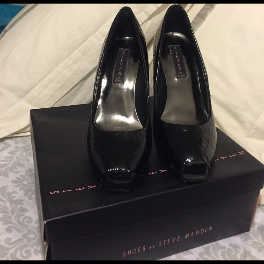 Steven By Steve Madden black pumps