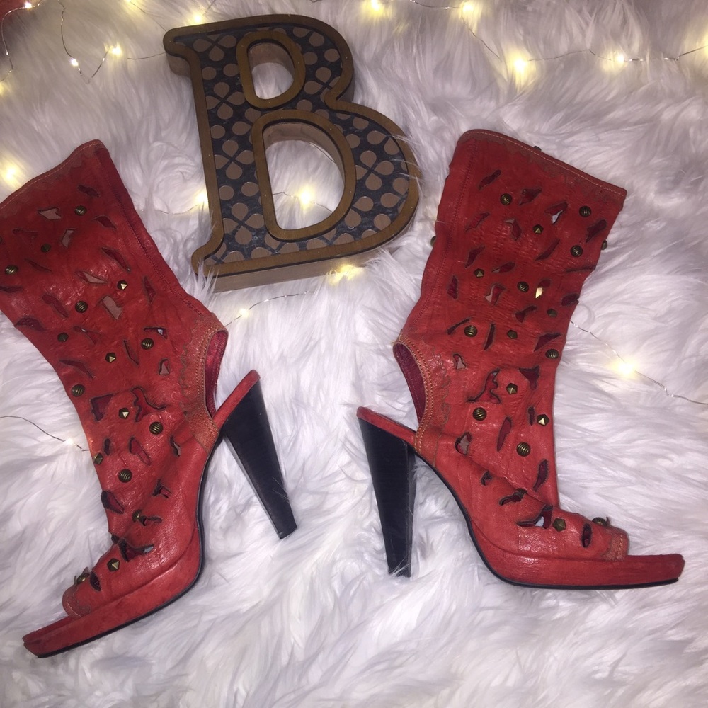 Basic editions with unique hole design size 9