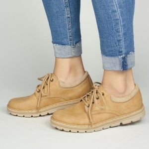 Tan low top lace up shoes