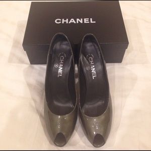 💯CHANEL OPEN TOE PATENT LEATHER PUMPS SIZE 40.5
