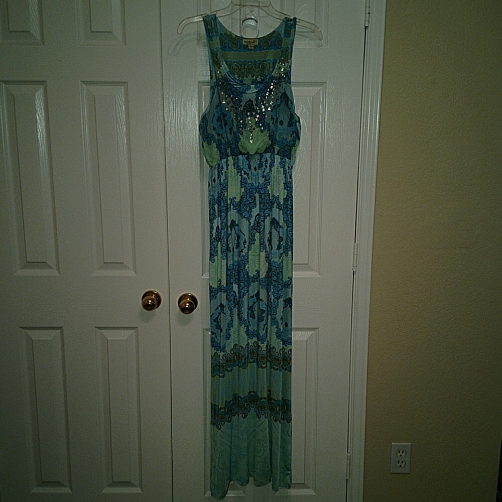 Maxi sleeveless scoop neck dress