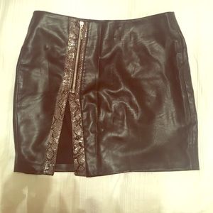 Leather short skirt with slit on the side