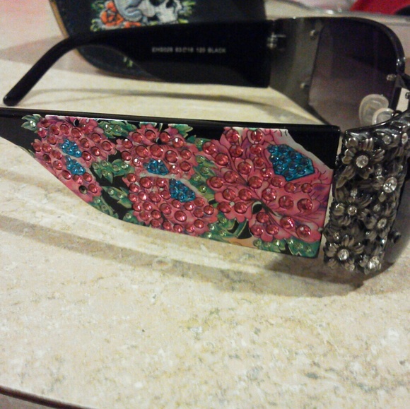 EdHardy Medusa sunglasses w/ case - Picture 2 of 4