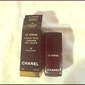 Chanel Le Vernis Nail Colour in Rouge Noir (18)