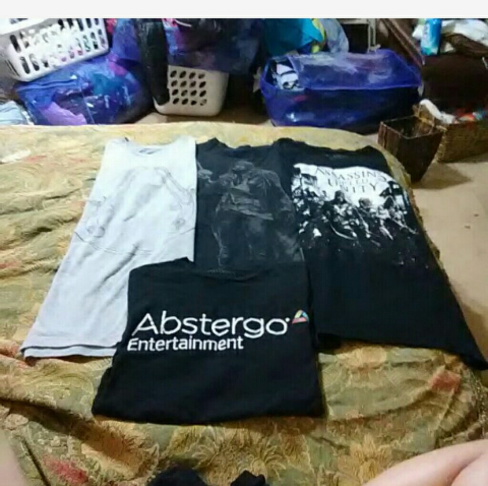 4 sz S men's assassins creed t shirts bundle