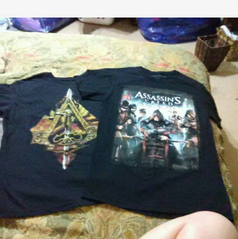 2 assassins creed t shirts bundle sz xs