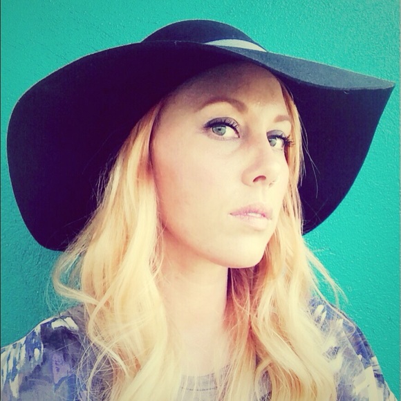 Meet your Posher, Holly - Picture 2 of 8