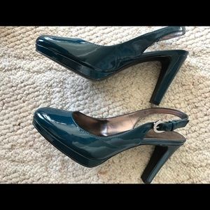Tahari patent leather slingback heels like new