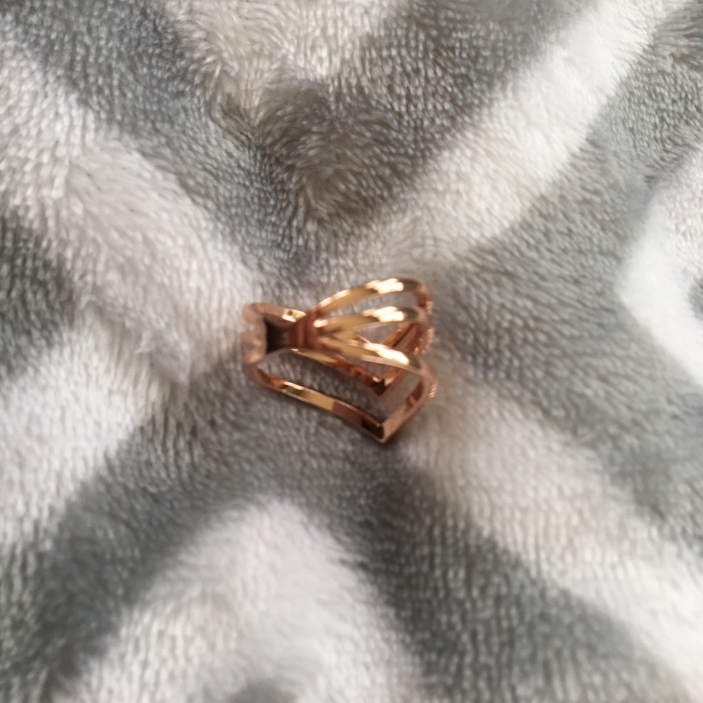 🎉HP 🎉 3 V Shaped Ring - Picture 5 of 6