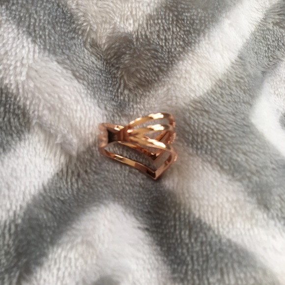 ๐HP ๐ 3 V Shaped Ring - Picture 5 of 6