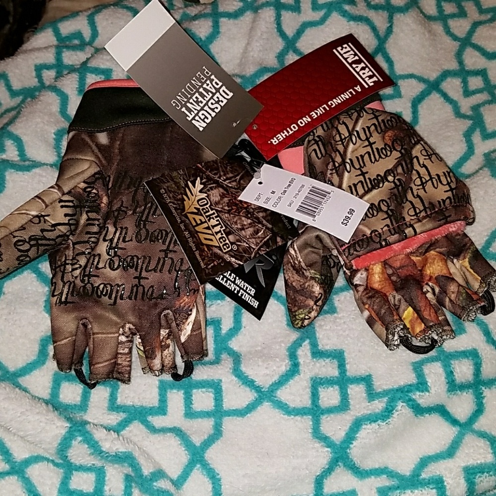 Camo very nice brand new hunting gloves!