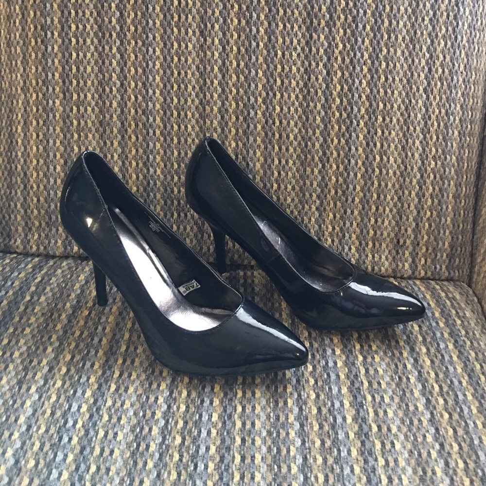 Black shiny heels. Excellent condition!!