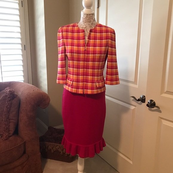 St. John suit - Picture 3 of 7