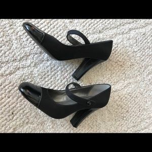 Tahari black pumps Great condition