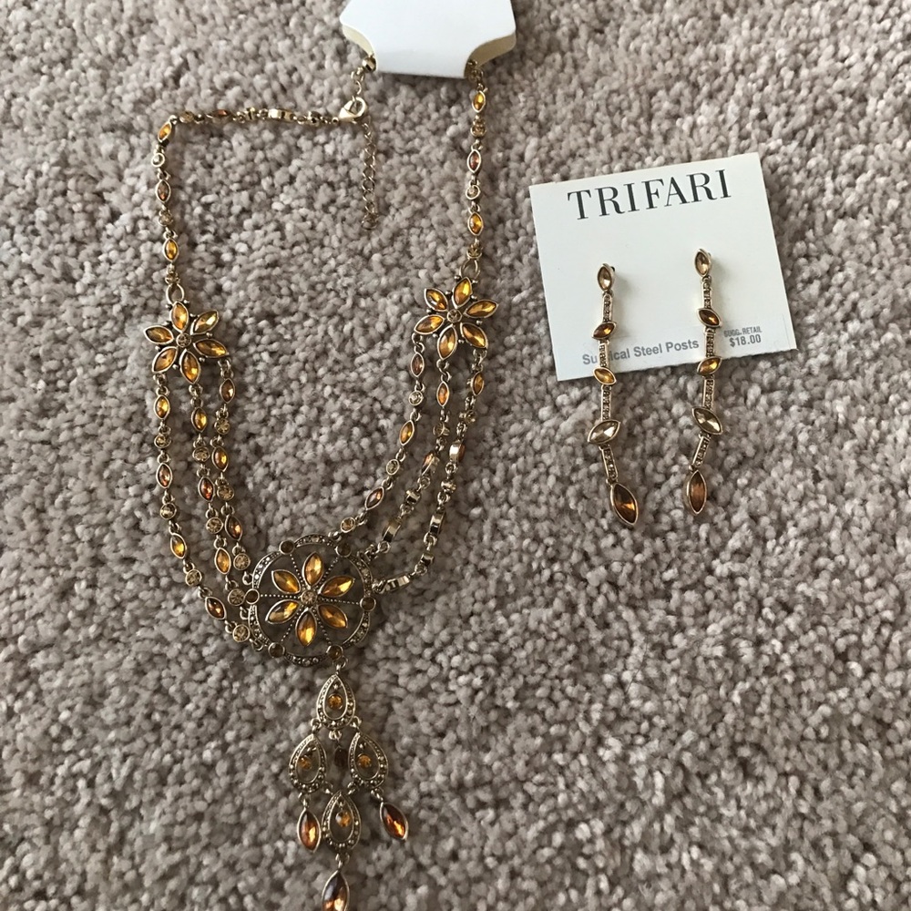 Necklace and earring set