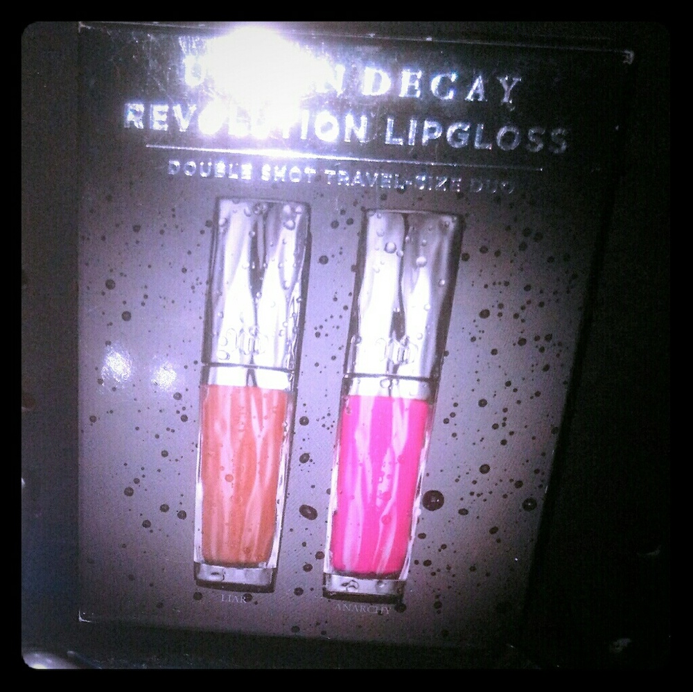 Urban Decay travel Revolution duo