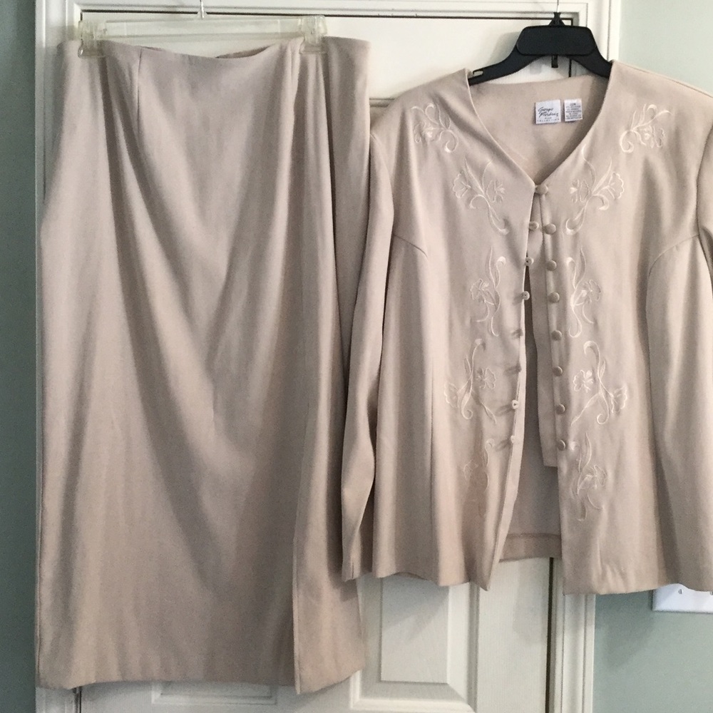 Beige skirt 20W & top 22W