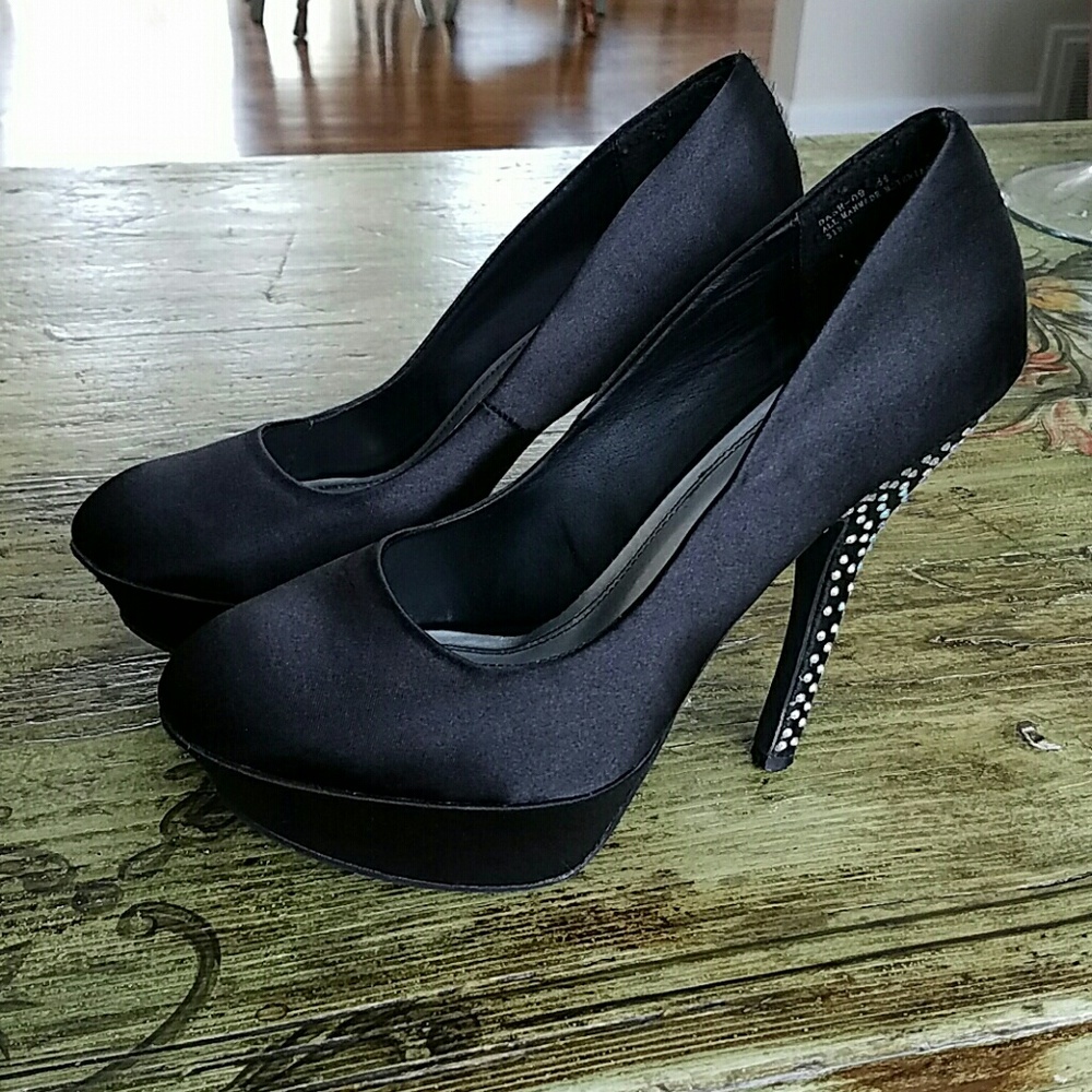 Bamboo black pumps