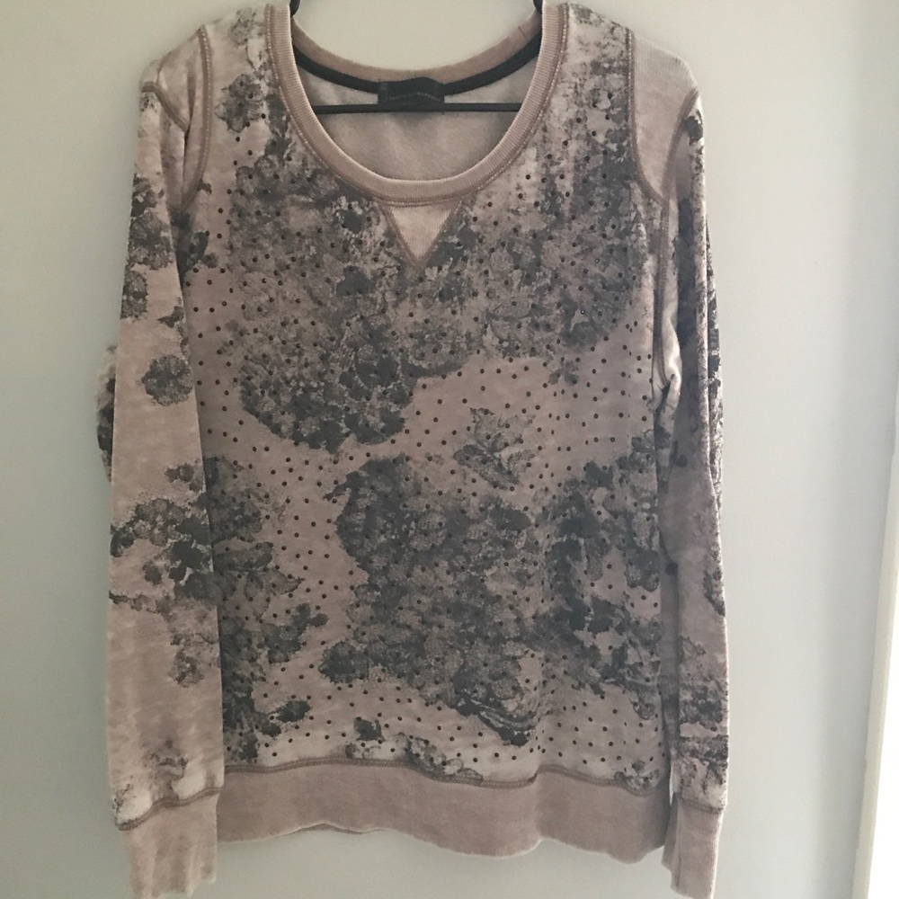 Floral print sweater.