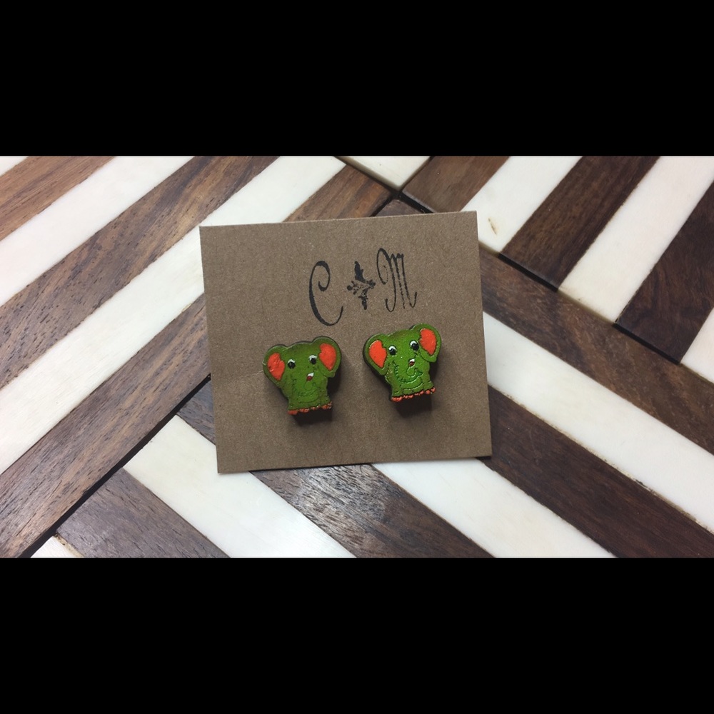 Hypoallergenic artisan earrings elephant design