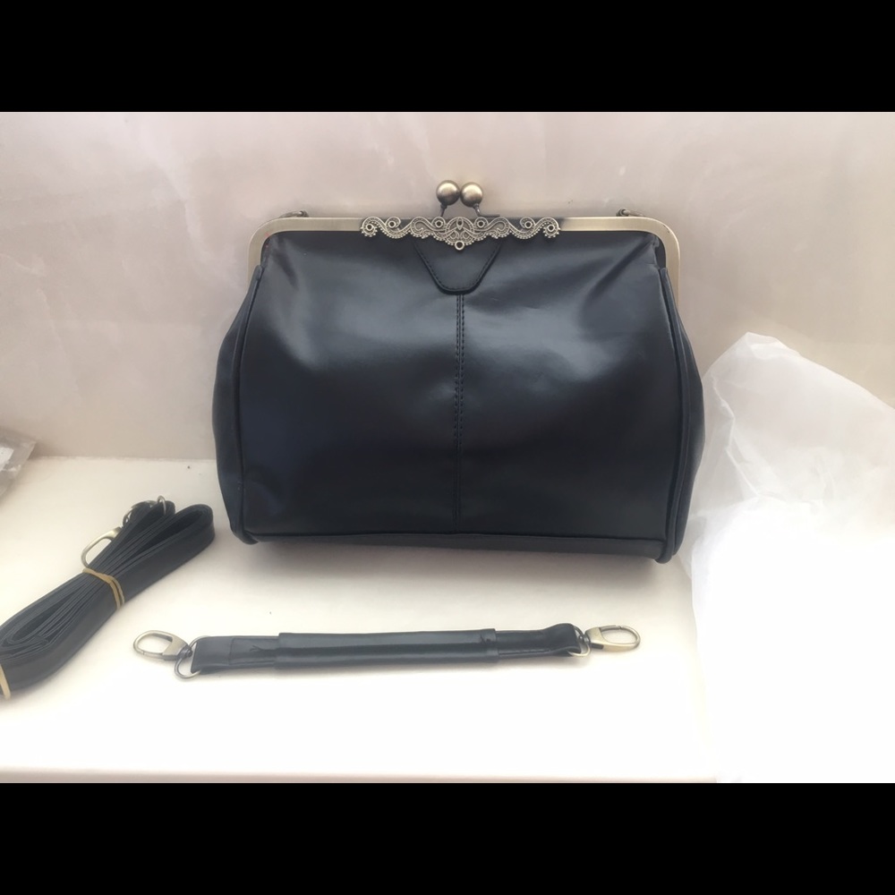 *SOLD* Cute vintage inspired black kiss-lock bag