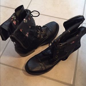 Combat boots