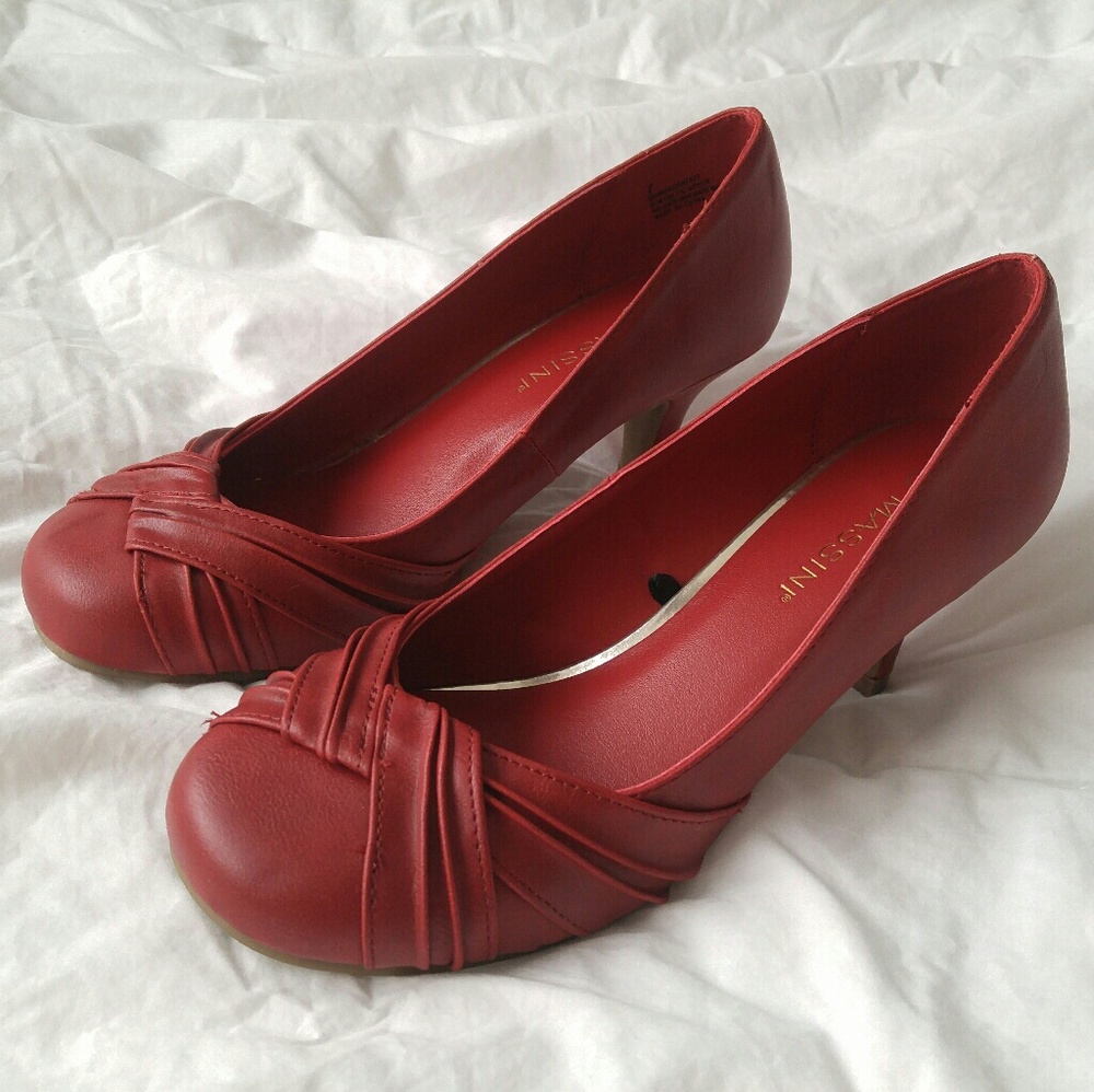 Pleated burgundy pumps - like new