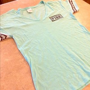 🍀🎀VS Pink V neck tee