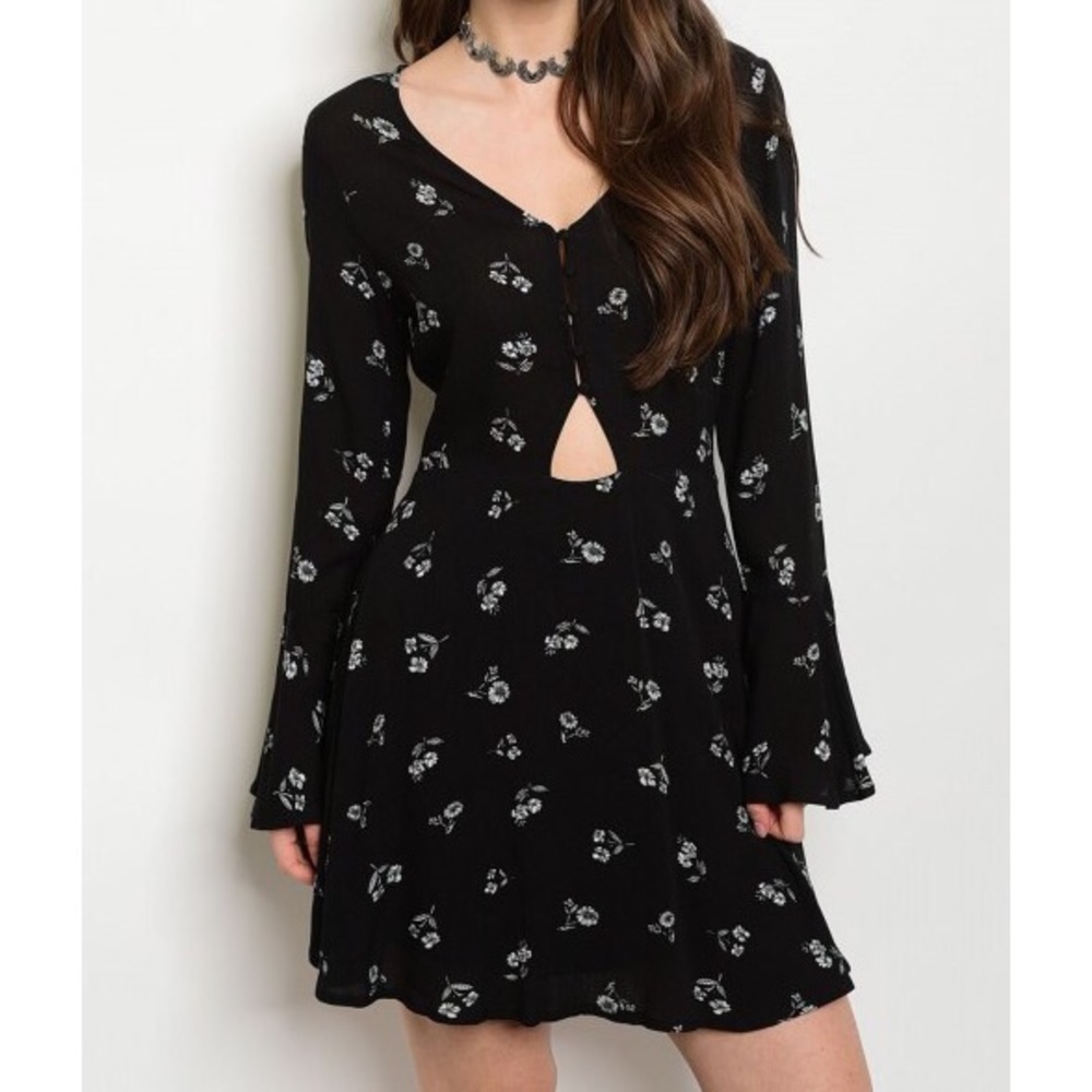 SUMMER CLEARANCE✨ New floral dress w bell sleeves - Picture 4 of 5