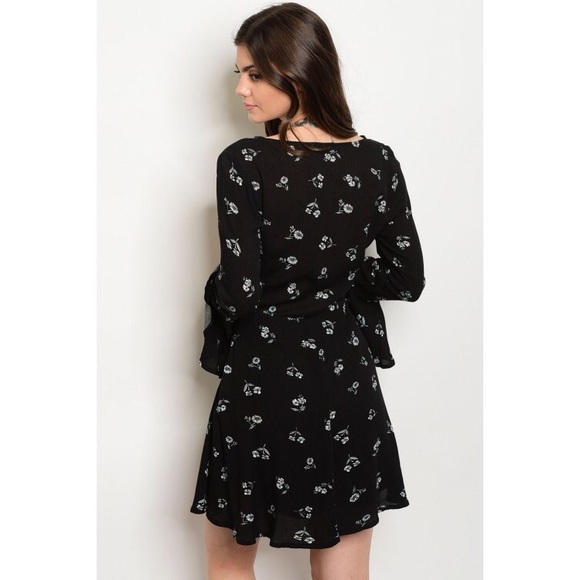 SUMMER CLEARANCE✨ New floral dress w bell sleeves - Picture 3 of 5