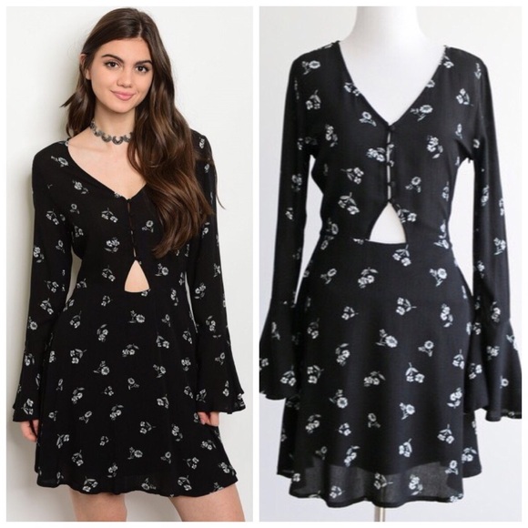 SUMMER CLEARANCE✨ New floral dress w bell sleeves - Picture 2 of 5