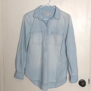 NEW ✨ Light Wash Chambray Top