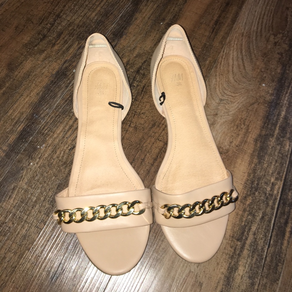 dress sandal with gold chain detail on toes